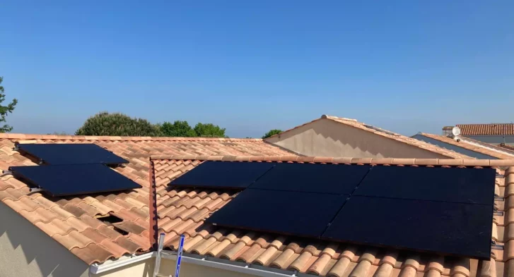 Y a-t-il certains types de toitures sur lesquels l'installation d'un kit solaire est impossible ou compliquée ?